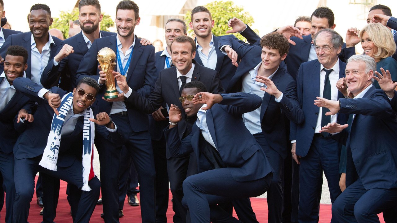 Comment Emmanuel et Brigitte Macron ont ignoré le protocole pour accueillir les Bleus à l'Elysée