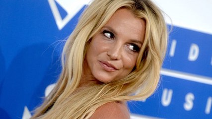 Britney Spears dévoile involontairement sa poitrine en plein concert
