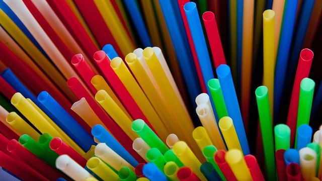 L'union européenne interdit totalement les pailles, gobelets et couverts en plastique