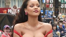 Rihanna secoue sa poitrine en petite tenue pour promouvoir sa marque de lingerie