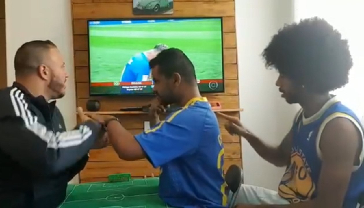 Ce supporter brésilien aveugle et sourd vit sa passion du foot grâce à ses amis