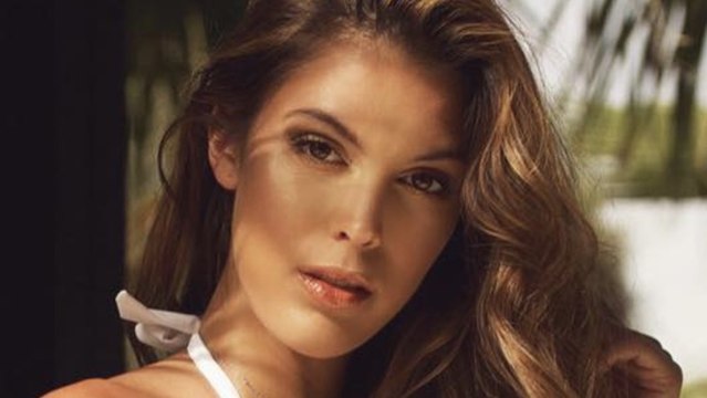 Iris Mittenaere : en bikini blanc, elle dévoile son corps parfait à ses fans