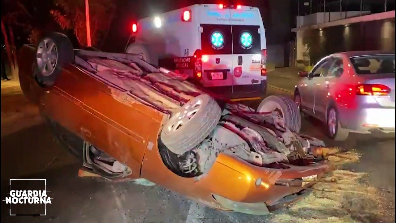 Aparatoso percance vial culminó con un automóvi...
