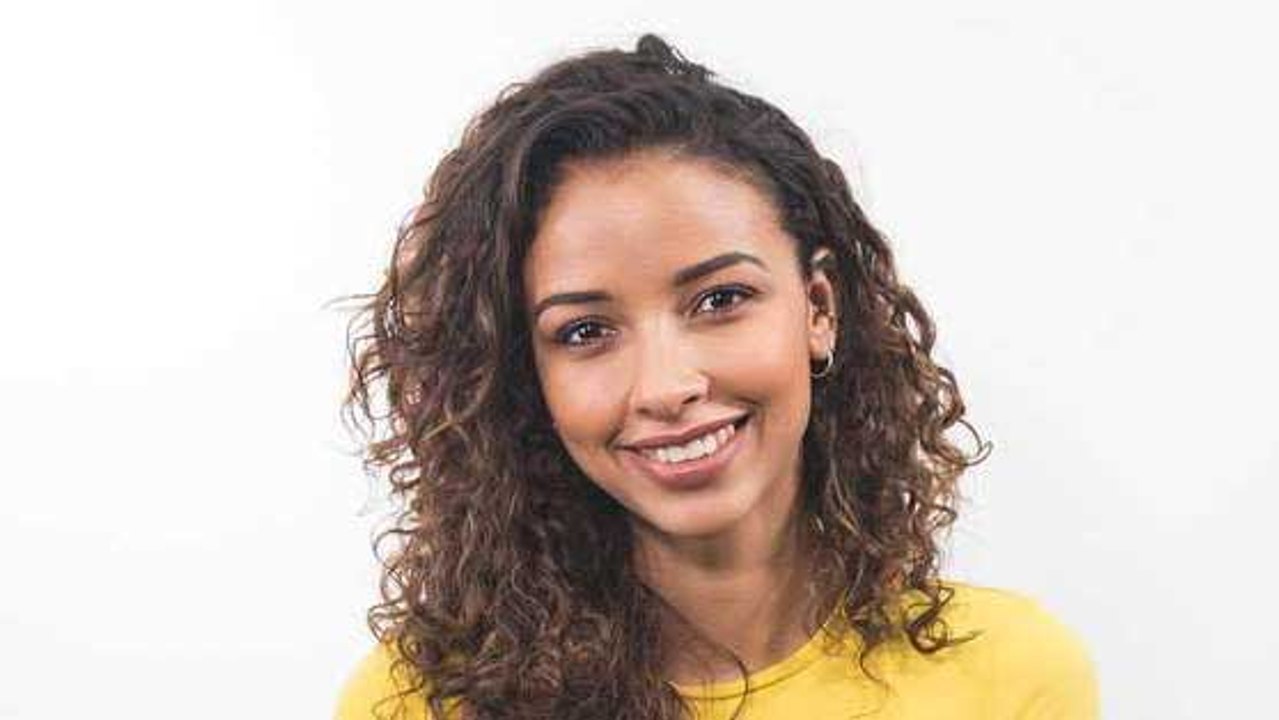 Flora Coquerel dévoile son décolleté vertigineux à la fashion week