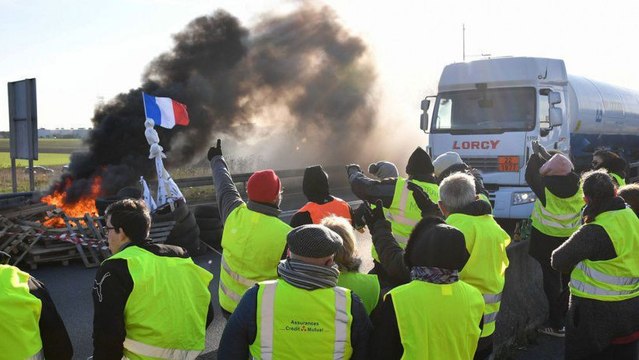Des gilets jaunes dénoncent des migrants cachés dans un camion-citerne à la gendarmerie