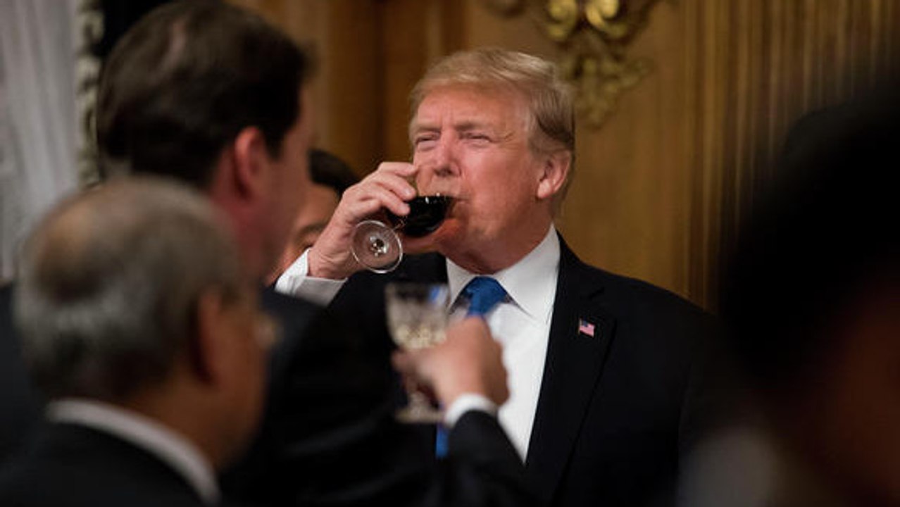 Donald Trump a bu du coca dans un verre à vin, et nous sommes choqués !