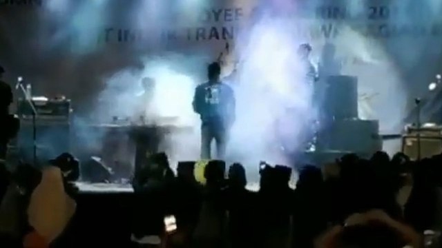 Tsunami en Indonésie : les images choc d'une scène de concert totalement submergée par une vague géante
