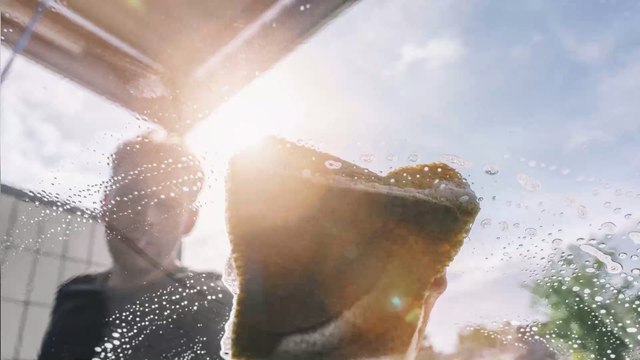 Nettoyage du pare-brise : méthodes, produits adaptés, tissus et astuces