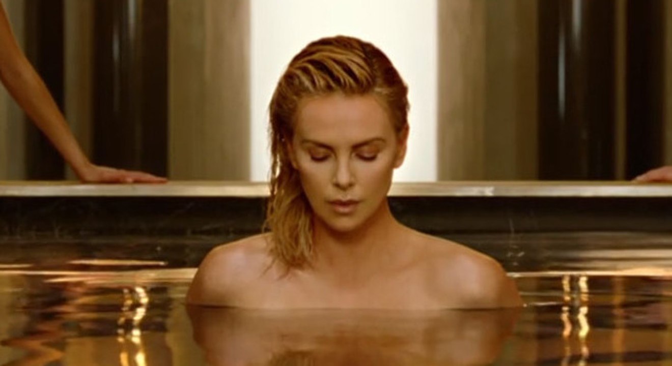 Charlize Theron divine dans la dernière pub DIor