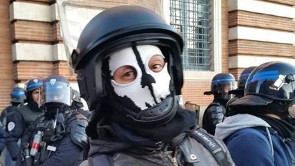 Gilets jaunes : une enquête ouverte sur le policier portant un masque de tête de mort