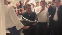 Fail : cet homme aurait dû apprendre à sabrer le champagne avant de s'attaquer à cette bouteille !