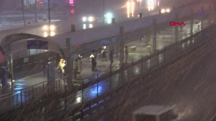 İSTANBUL'DA KAR SAKİNLİĞİ, YOLLAR VE METEROBÜSLER BOŞ KALDI