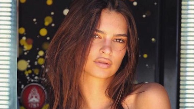 Emily Ratajkowski : la bombe pose dans un bikini très court qui révèle son intimité !