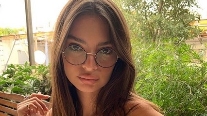 Emily Ratajkowski incroyable avec un haut transparent