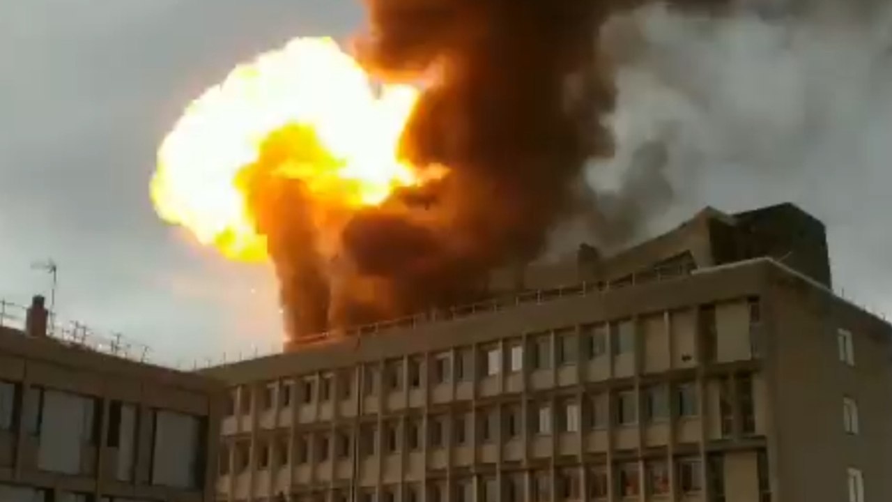 VIDEO - Les images spectaculaires du violent incendie et des explosions sur le campus de l'université Lyon-1