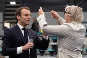 Emmanuel Macron refuse la cadeau d'une militante Gilet Jaune : un collier orné d'un Gilet Jaune fluo miniature