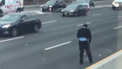 VIDEO - Une pluie de billets paralyse la circulation sur une autoroute américaine