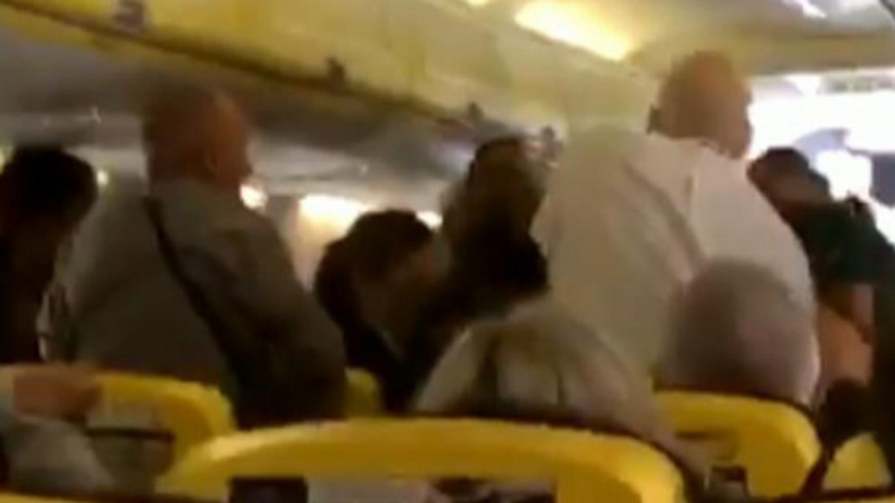 Ryanair : deux passagers ivres se battent violemment... à cause d'une histoire de pieds nus (VIDEO)