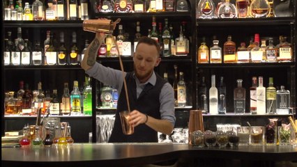 Twist du barman au bar Le Charles