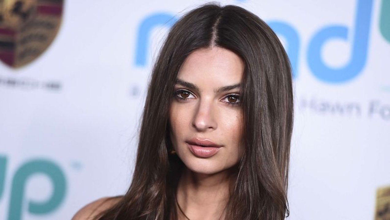 Emily Ratajkowski torride pour la promotion de sa marque de maillot de bain