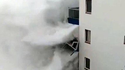 VIDEO - A Tenerife, une vague gigantesque détruit un balcon au 3e étage d'un immeuble