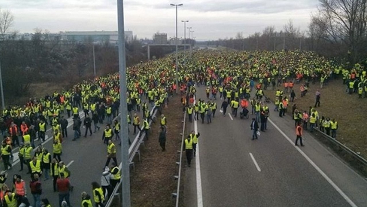 Vieilles photos, faux chiffres et censure : les fausses infos relayées au sujet de la manif des gilets jaunes du 17 novembre