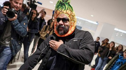 Dieudonné : l'humoriste arrive à son procès avec un chapeau en forme d'ananas en faisant des quenelles, que risque-t-il ?