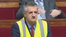 VIDEO - Jean Lassalle porte un gilet jaune à l'Assemblée Nationale et provoque une interruption de séance