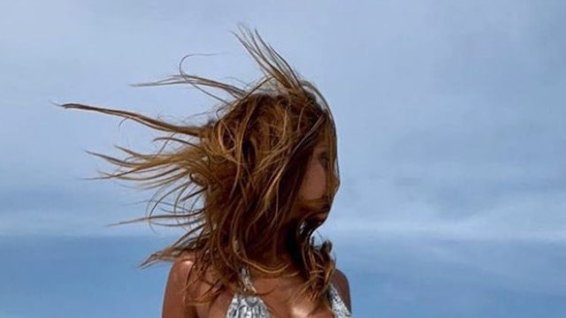 Zahia s'affiche en tenue (très) échancrée à la plage