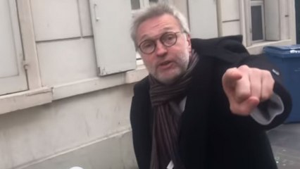 "Tu te tires !" : vive altercation entre Laurent Ruquier et le "journaliste gilet jaune" en pleine rue (VIDEO)