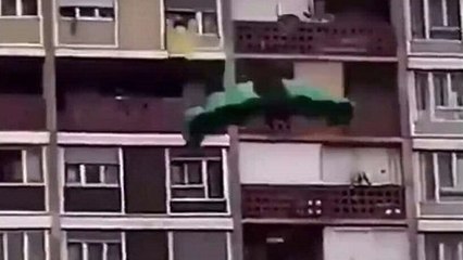 Lyon : il saute du 12e étage d'un immeuble... en parapente ! (VIDEO)