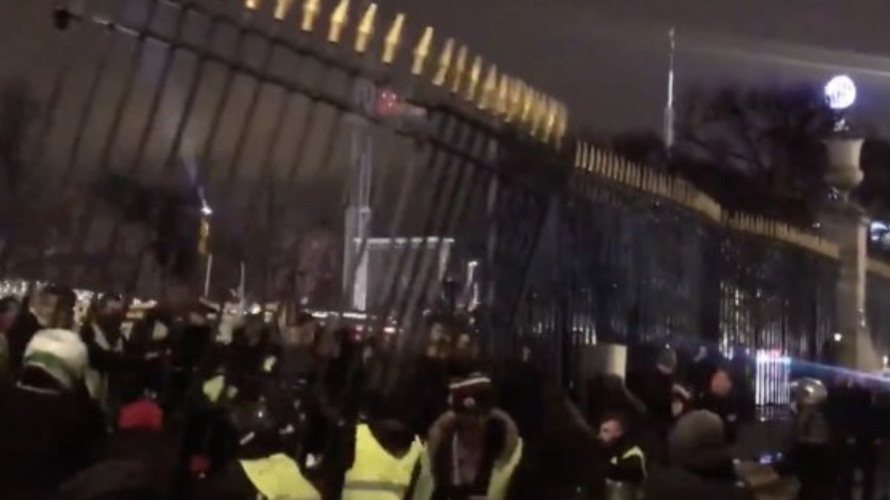 Les images terribles d'une grille en fonte qui tombe sur des "gilets jaunes" au Jardin des Tuileries