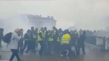 Gilets Jaunes: les images effrayantes d'un policier pris pour cible par les casseurs
