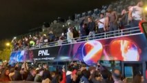 PNL organise un défilé surprise sur les Champs-Elysées devant des centaines de fans en folie (VIDEO)