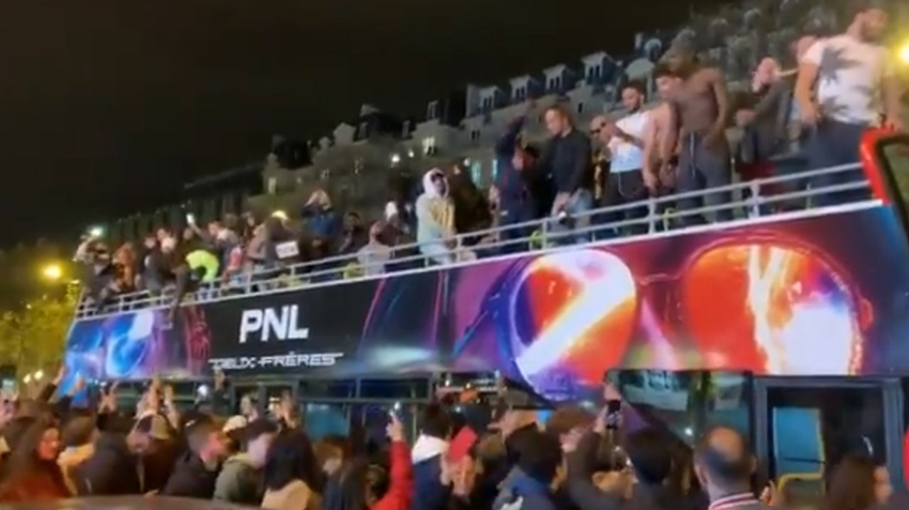 PNL organise un défilé surprise sur les Champs-Elysées devant des centaines de fans en folie (VIDEO)
