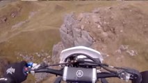 Un conducteur de motocross survit à une incroyable chute de 10 mètres (VIDEO)