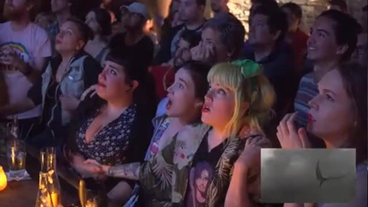 Game of Thrones : des fans regroupés dans un bar réagissent à la scène finale de l'épisode 3 !