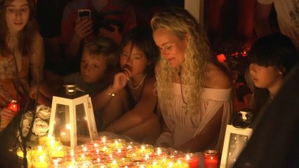 Laeticia Hallyday se recueille sur la tombe de Johnny à Saint Barth