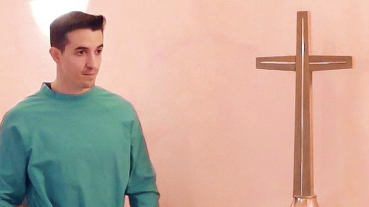 Le YouTuber Tibo Inshape provoque le malaise en posant à côté d'un mort pour sa dernière vidéo