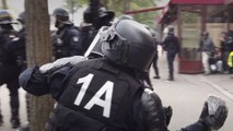1er mai : un policier jette un pavé sur des manifestants, une enquête interne ouverte (VIDEO)