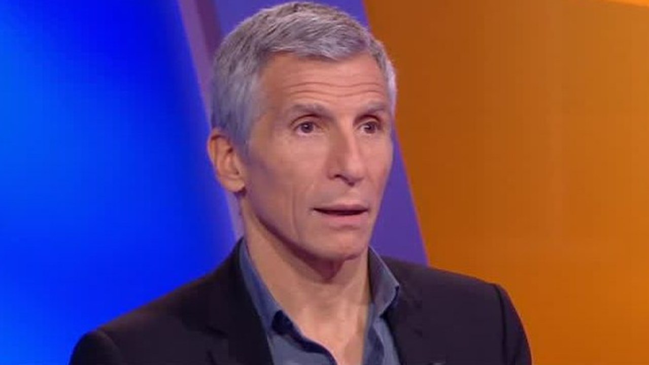 "C'est juste impossible" : très remonté, Nagui remet en place une candidate qui souffle les réponses à son voisin