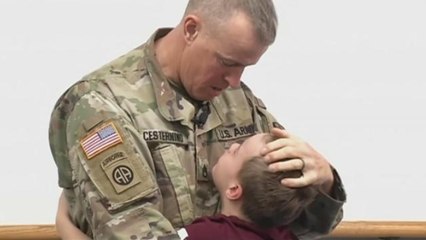 Les magnifiques images des retrouvailles entre un militaire américain et son fils après un an d'absence