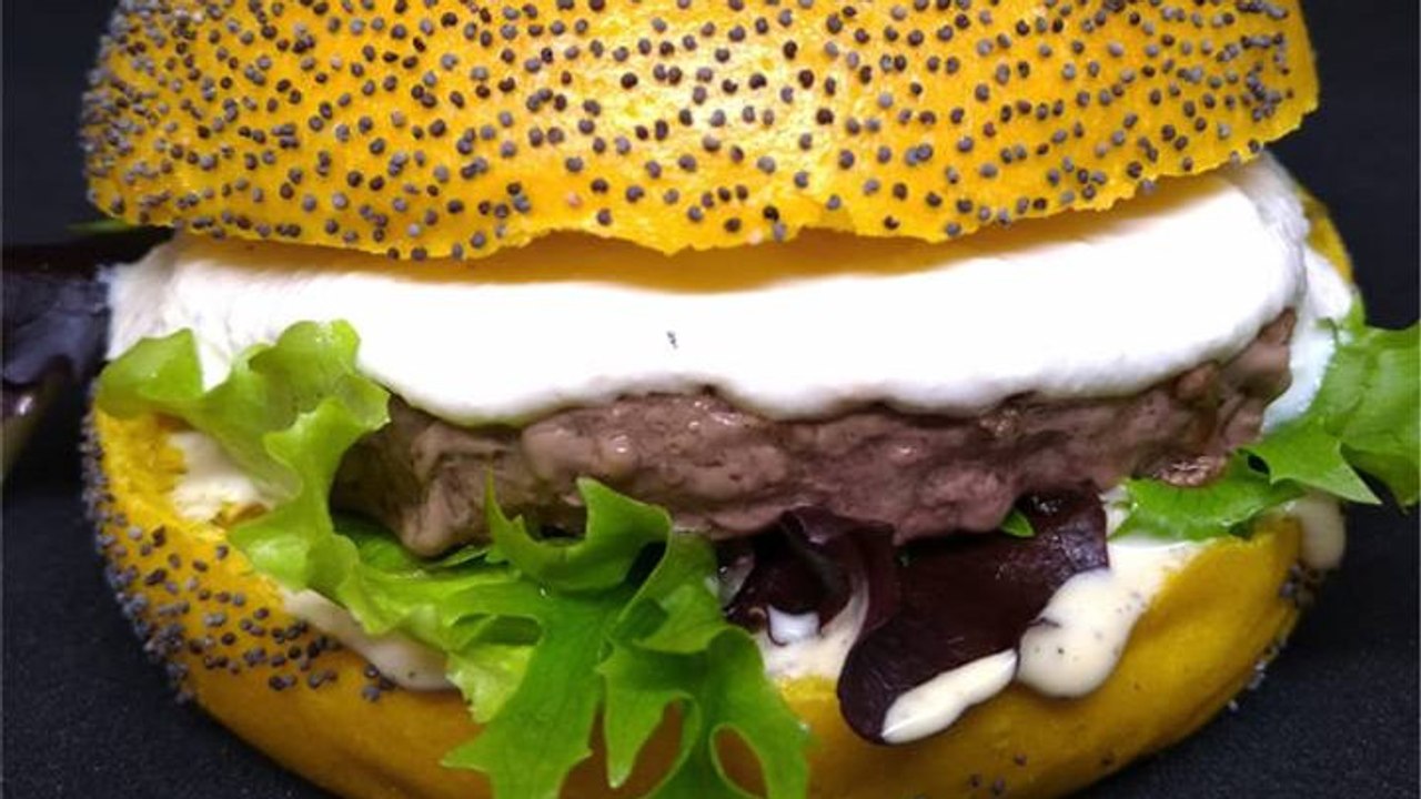 Un Burger "Gilles et John" à la sauce "lacrymogène" servi à Nîmes