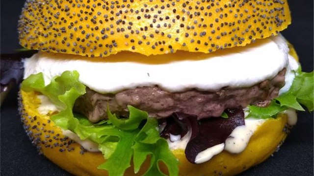 Un Burger Gilles et John à la sauce lacrymogène servi à Nîmes