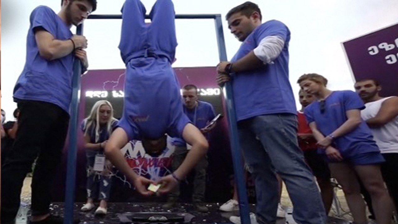 Les yeux bandés, il éclate le record du monde du Rubik's Cube