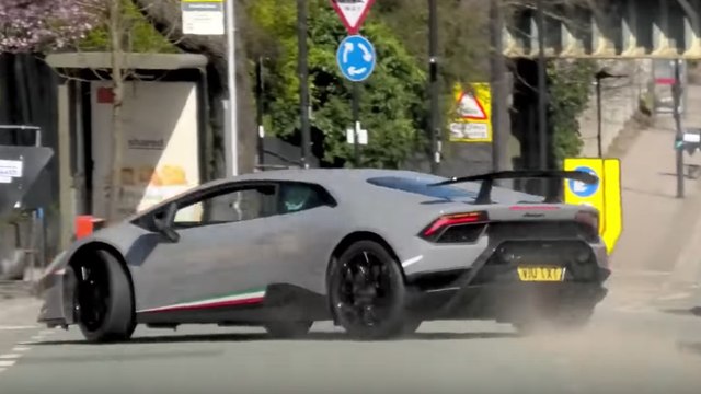 Il détruit sa Lamborghini à 250 000 euros en l'envoyant dans le mur après un dérapage raté (VIDEO)