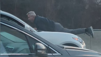 VIDEO - Après un accrochage, il se retrouve bloqué sur le capot d'une voiture lancée à 110 km/h !