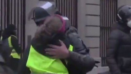Gilets jaunes : une manifestante reconnaît un policier et va lui faire la bise