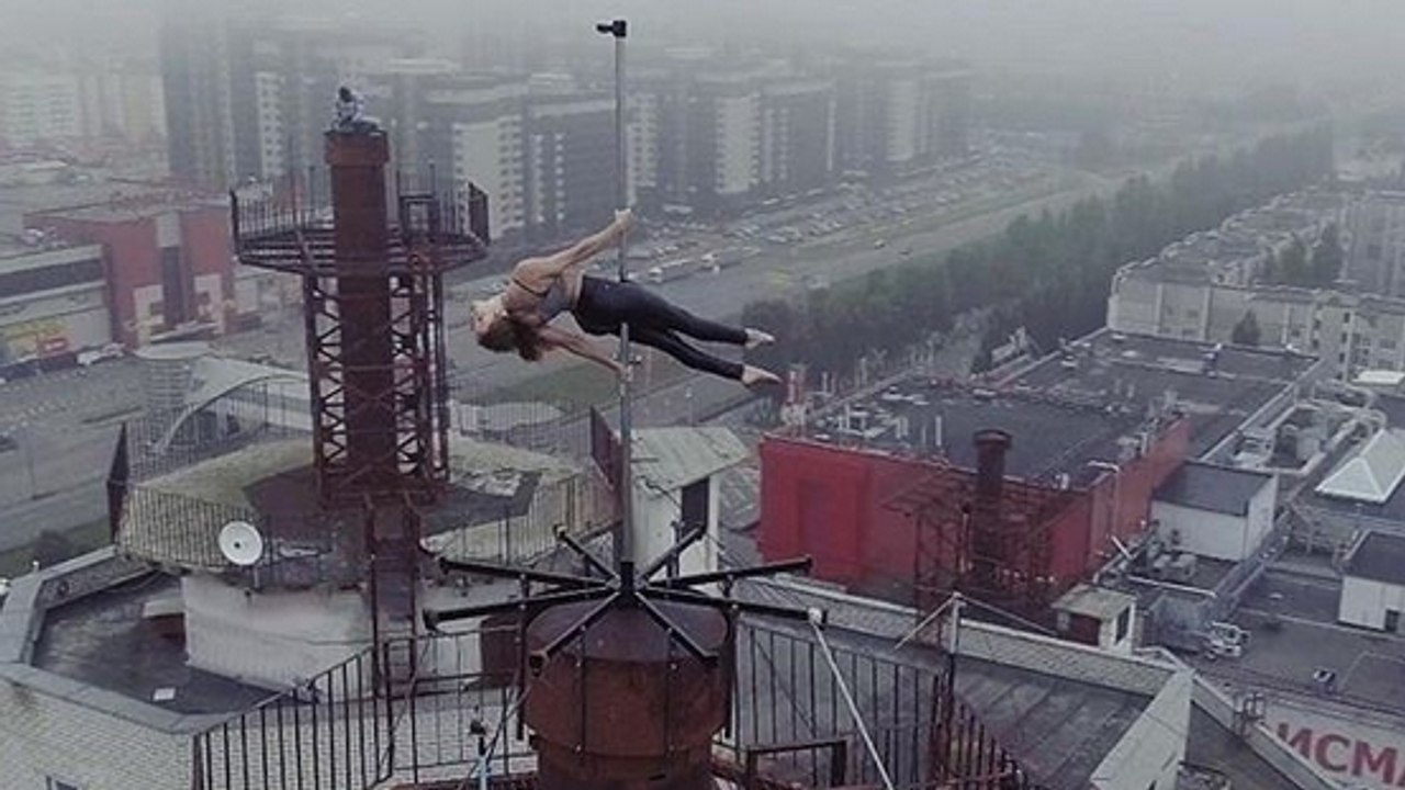 Une danseuse de pole dance nous donne le vertige