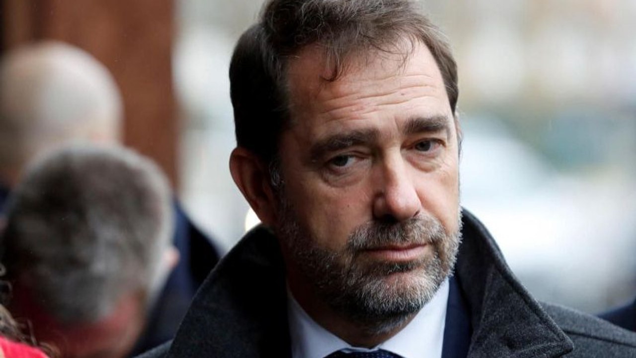 Christophe Castaner photographié lors d'une "folle soirée" en boîte de nuit avec une inconnue